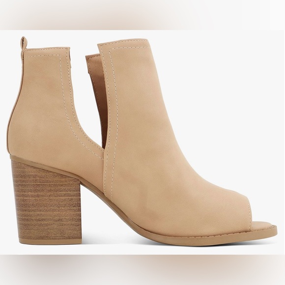 NWT Moscow Slip On Side Cut Peep Toe Medium Mid Heels